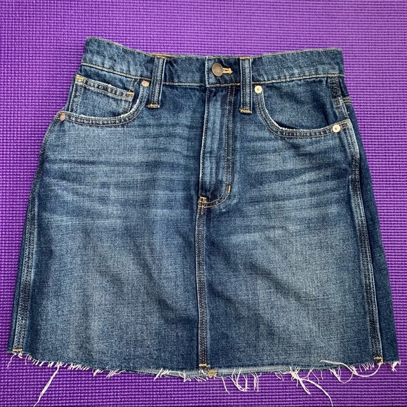 Madewell Dark Denim Skirt with pockets - Picture 1 of 7